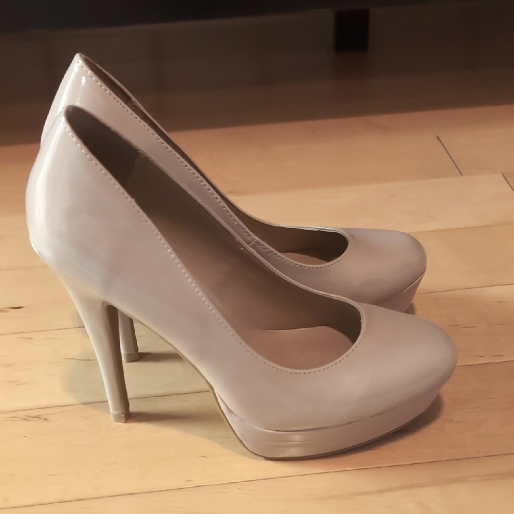 Women's Nude Heels - Picture 6 of 7